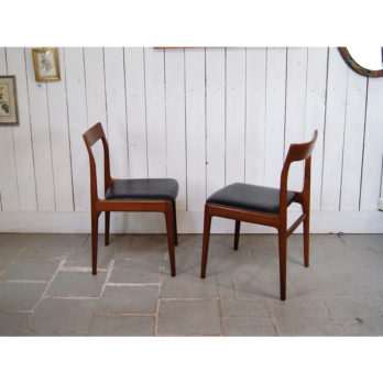 Série de 4 chaises en teck et simili cuir