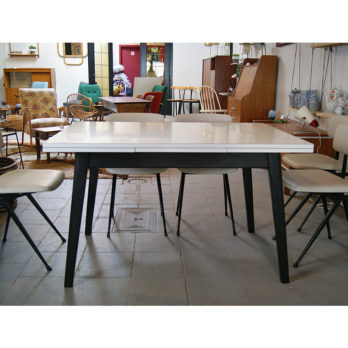 Table rectangulaire (plateau formica blanc)